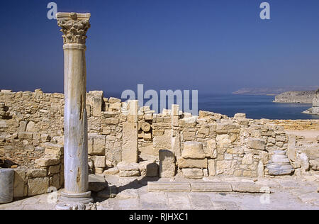 5. Jahrhundert Basilika, antiken Kourion, Episkopi, Limassol, Zypern: Ruinen und einem einsamen Korinthischen Säule gegen das Blau des Mittelmeers Stockfoto