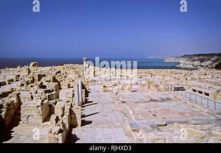 5. Jahrhundert Basilika, antiken Kourion, Episkopi, Limassol, Zypern: Ruinen und einem einsamen dorischen Säule gegen das Blau des Mittelmeers Stockfoto