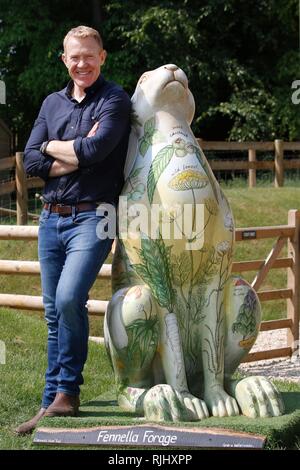 Adam Henson startet die 2018 Cotswold AONB Hase Trail, an seinem Cotswold Farm Park, in der Nähe Kineton, Gloucestershire, wo er Fenella Futter Hase durch Stockfoto