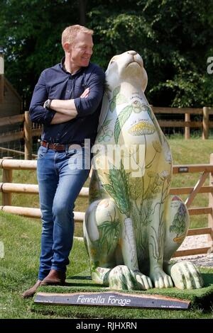 Adam Henson startet die 2018 Cotswold AONB Hase Trail, an seinem Cotswold Farm Park, in der Nähe Kineton, Gloucestershire, wo er Fenella Futter Hase durch Stockfoto