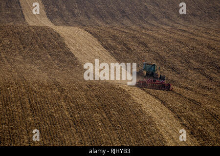 Traktor im Herbst arbeiten in den Bereichen Südmähren bei Sonnenuntergang Stockfoto
