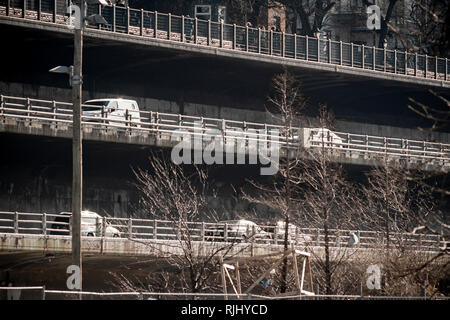 Die Alterung Brooklyn-Queens Expressway (BQE), die auf zwei Ebenen unterhalb der beliebten Brooklyn Heights Promenade ist aus Brooklyn Bridge Park in New York am Samstag gesehen, 2. Februar 2019. Aufgrund des Alters der Expressway, dating zu den frühen 1950er Jahren, die Stadt ist die Untersuchung verschiedener Pläne die Fahrbahn mit und ohne Unterbrechung seit Jahren die wichtige touristische Attraktion zu reparieren, die Brooklyn Heights Promenade. (Â© Richard B. Levine) Stockfoto