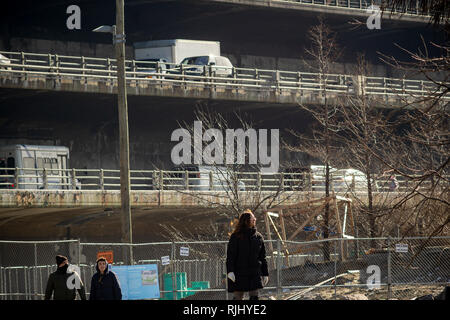 Die Alterung Brooklyn-Queens Expressway (BQE), die auf zwei Ebenen unterhalb der beliebten Brooklyn Heights Promenade ist aus Brooklyn Bridge Park in New York am Samstag gesehen, 2. Februar 2019. Aufgrund des Alters der Expressway, dating zu den frühen 1950er Jahren, die Stadt ist die Untersuchung verschiedener Pläne die Fahrbahn mit und ohne Unterbrechung seit Jahren die wichtige touristische Attraktion zu reparieren, die Brooklyn Heights Promenade. (© Richard B. Levine) Stockfoto