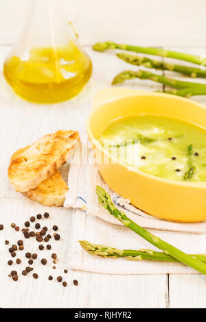Spargel Suppe mit Toast Brot und Olivenöl Stockfoto