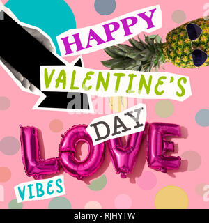 Text happy valentines Tag und Wort vibes, wie Scherenschnitte, eine Ananas, ein Richtungspfeil oder Brief - geformte Ballons bilden das Wort Liebe, auf einen Stift Stockfoto