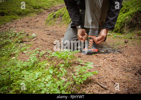 Befestigung ihre Schuhe in einem Wald Stockfoto