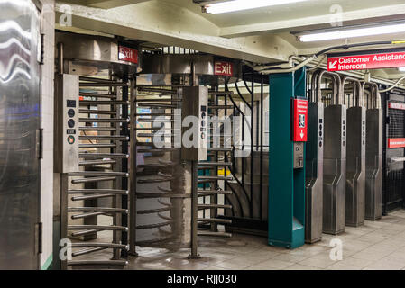 Automatische Zugangskontrolle ticket Barrieren in der Nähe der U-Bahn station mit Zeichen der Einreise und Ausreise in New York City, USA Stockfoto