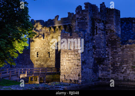 Beaumaris Beaumaris Castle ANGLESEY Wales Gwynedd in der Dämmerung Stockfoto