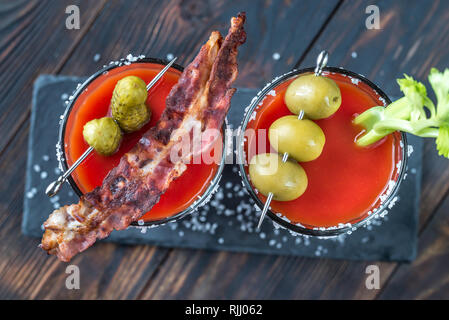 Zwei Gläser Bloody Mary garniert mit Gurken und Sellerie Stiel Stockfoto