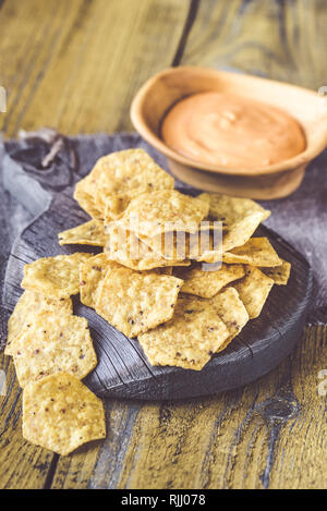 Tortilla Chips mit Chile con Queso-Dip aus geschmolzenem Käse und Chili Stockfoto