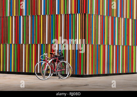 Die Fahrräder, farbige Muster in der Holzverkleidung am Clarence Dock Leeds West Yorkshire England Stockfoto