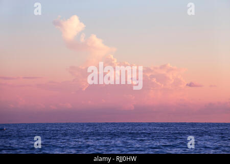 Lila Sonnenuntergang über dem blauen Meer Stockfoto