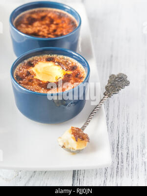 Crème Brûlée in die Töpfe Stockfoto