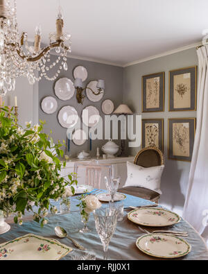 Wandfarbe ist 50/50 Mischung von Lampe Zimmer Grau und Alt Weiß, beide Farrow & Ball. Stockfoto