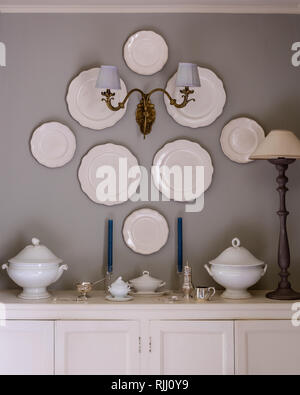 Dekorative Platten an der Wand montiert Stockfoto