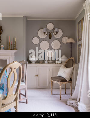 Dekorative Platten an der Wand montiert Stockfoto