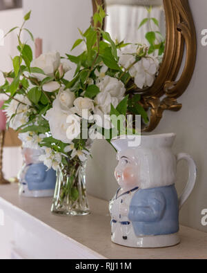 Weiße Rosen auf einem Spiegel Stockfoto, Bild: 74609589 - Alamy