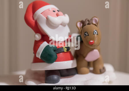 Rudolph und Santa Claus Christmas Cake Decoration (Makro) Stockfoto