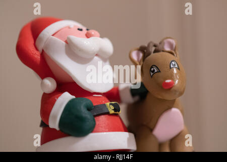 Rudolph und Santa Claus Christmas Cake Decoration (Makro) Stockfoto