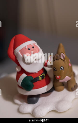 Rudolph und Santa Claus Christmas Cake Decoration (Makro) Stockfoto