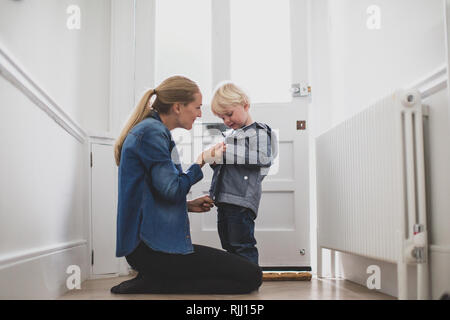 Mutter, Kind auf einem Mantel legt Stockfoto