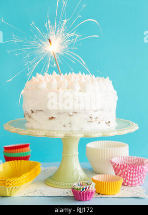 Geburtstag Kuchen mit dem brennenden Wunderkerze Stockfoto