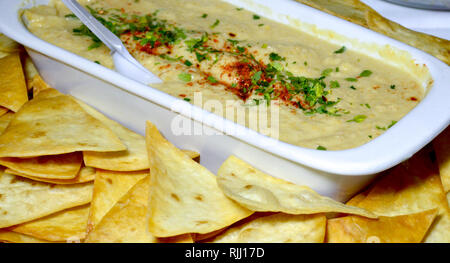 Schüssel mit einem frisch zubereiteten Hummus, Bild Stockfoto