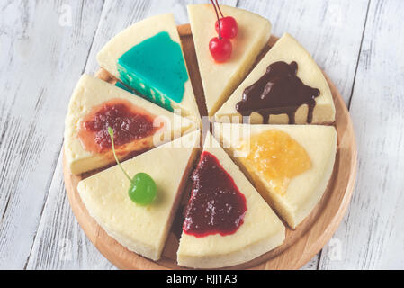 Stück Käsekuchen mit verschiedenen Toppings Stockfoto