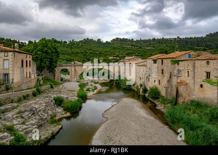 Lagrasse, Frankreich; Juni 2015: Der alte historische Architektur, einschließlich der berühmten Brücke über den kleinen Fluss im mittelalterlichen Dorf Lagrasse, Stockfoto