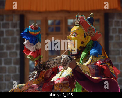 Alte gelbe Buddhistischen Maske, ein Attribut eines religiösen tantrischen Ritual, Cham, Tanz, Tibet. Stockfoto