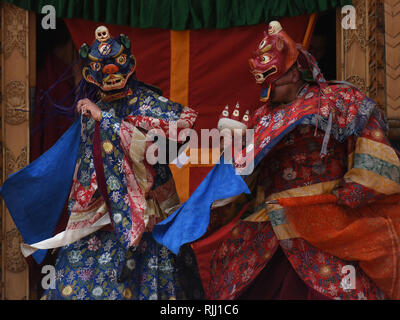 Religiöse Kleidung und alte Monster Masken für religiöses Ritual, Cham, Tanz, Tibet. Stockfoto