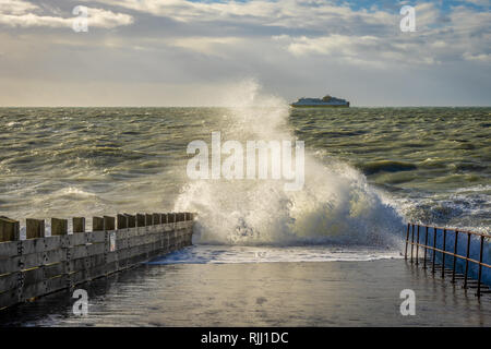 Schiff in Kabbelwasser Stockfoto