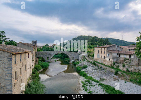 Lagrasse, Frankreich; Juni 2015: Mittelalterliche stichbogen Brücke über Fluss Orbieu in Lagrasse Stockfoto