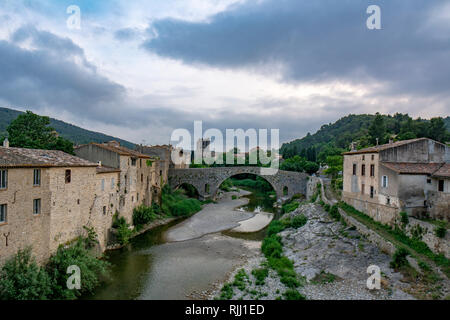 Lagrasse, Frankreich; Juni 2015: Mittelalterliche stichbogen Brücke über Fluss Orbieu in Gruissan, Frankreich Stockfoto