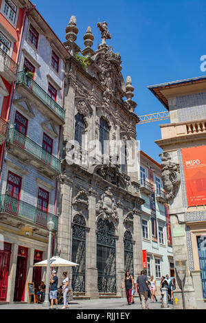 Porto, Portugal; August 2018: Renaissance und gotischen Fassade der Kirche der Barmherzigkeit von Porto, in der Rua das Flores, Porto Stadt. Stockfoto