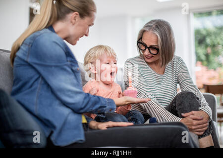 Junge Geburtstag Kerzen ausblasen Stockfoto