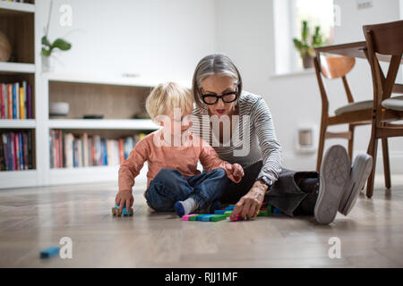 Enkel spielen mit Großmutter zu Hause Stockfoto