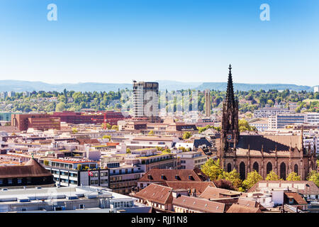 Luftbild des Basler Stadtbild mit Elisabethenkirche Spire gegen den blauen Himmel, Schweiz Stockfoto