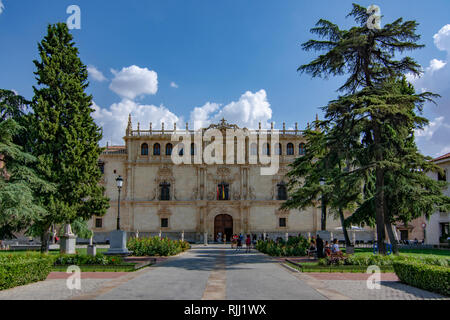 Alcala de Henares, Spanien - August 2018: Universität von Alcala Fassade ein UNESCO-Weltkulturerbe und ist einer der ältesten europäischen Universiti Stockfoto