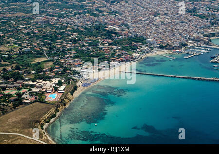 Luftaufnahme des sandigen Strand von magaggiari in Cinisi, Palermo, Sizilien. Die Einrichtungen des Florio Park Hotel können Sie in der Unterseite mit th Links gesehen werden. Stockfoto