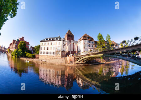 Wunderschöne Aussicht auf das Viertel Petit France und Grüne Brücke über die Ill im Frühjahr, Straßburg Stockfoto