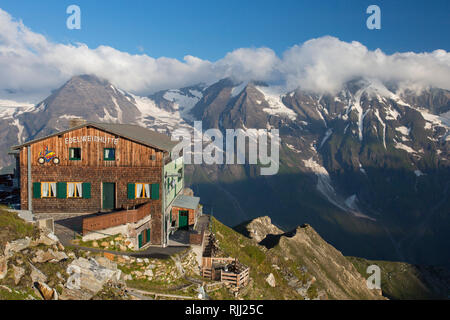 Edelweissspitze (2572 m) mit Mountain Inn Edelweisshuette im Nationalpark Hohe Tauern, Salzburg, Österreich Stockfoto