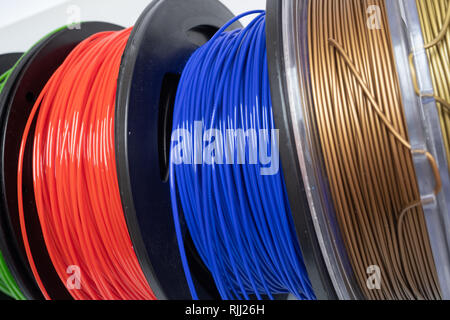 Farbe Kunststoff PLA PETG und ABS-Glühlampen für den Druck auf einem 3D-Drucker Stockfoto