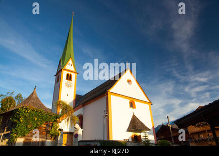 St. Oswald Pfarrkirche in Alpbach, Österreich. Die Kirche wurde erstmals 1369 erwähnt, ein größeres wurde 1420 zu Ehren von St. Oswald, einem Northumb gebaut Stockfoto