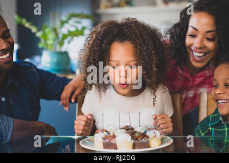 Afrikanische amerikanische Familie feiert Geburtstag Stockfoto