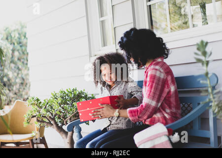 Afrikanische amerikanische Mutter, Tochter, ein Weihnachtsgeschenk Stockfoto