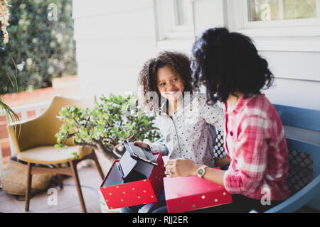 Afrikanische amerikanische Mutter, Tochter, ein Weihnachtsgeschenk Stockfoto
