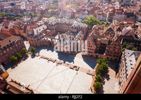 Place du Chateau - Schloss Blick auf den Platz von der Kathedrale Notre Dame de Strasbourg, Frankreich Stockfoto