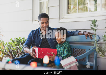 African American Vater Sohn ein Weihnachtsgeschenk Stockfoto