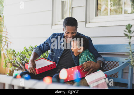 African American Vater Sohn ein Weihnachtsgeschenk Stockfoto